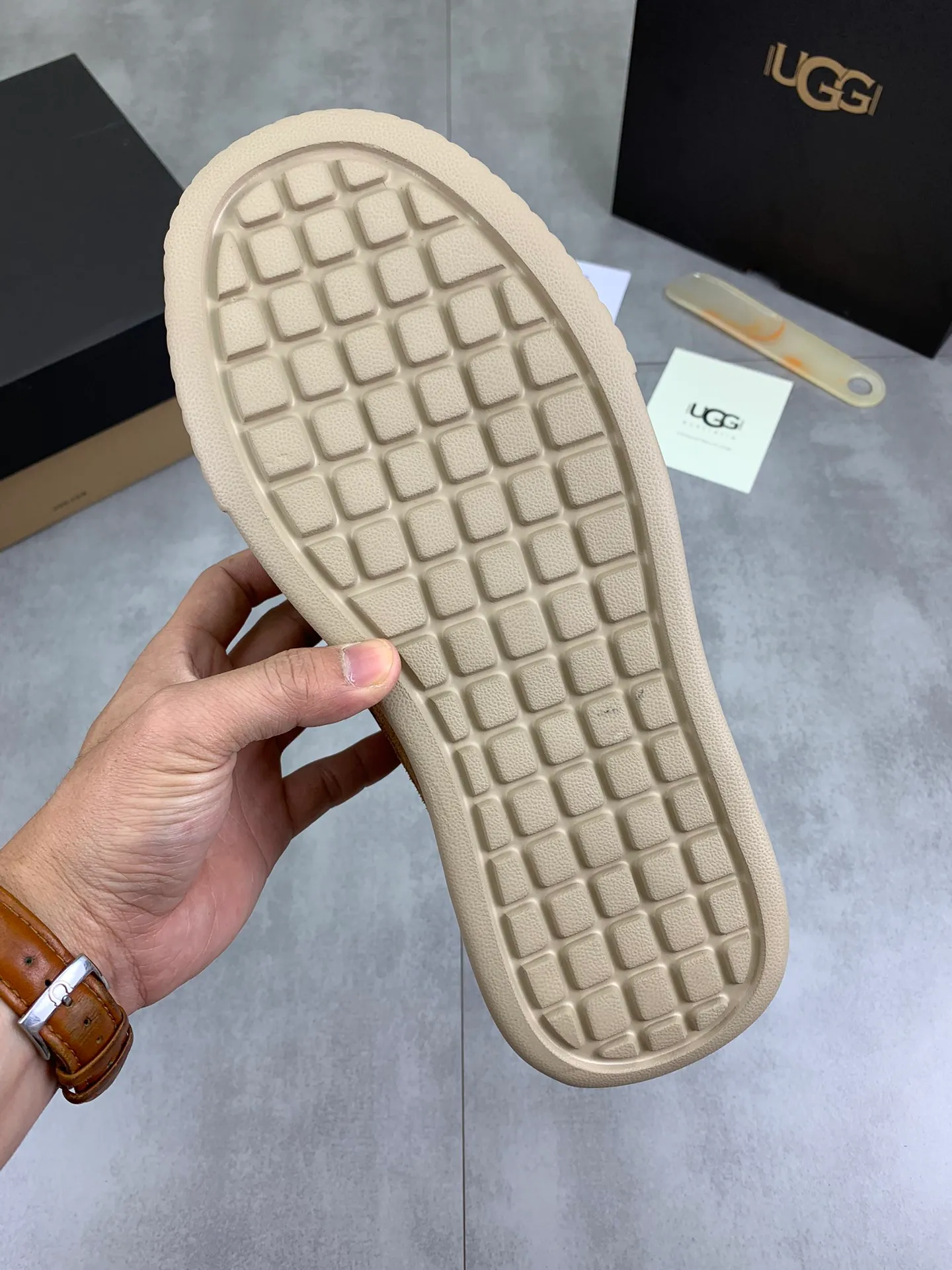 Men's shoes 💰P640 [New style] 💰 🆘 "Real wool" [UGG] 👉The popular men's shoes are synchronized with the official website 🔰The quality of the genuine products [satisfied] is not comparable to the imitations in the general market 🌀The upper is imported Italian frosted cowhide, and the lining is: foot pad 🅰️ grade 🐑Real wool👻Only Grade A can show the effect The hand feels smooth and delicate 🔱The shoe shape is grand, only genuine manufacturers can do it 🎄The perfect toughness of the original outsole 👻⬛️ allows customers to say goodbye to one-time consumption. Real wool lining, super warm. Available in black, brown and gray. Size: 39-44
